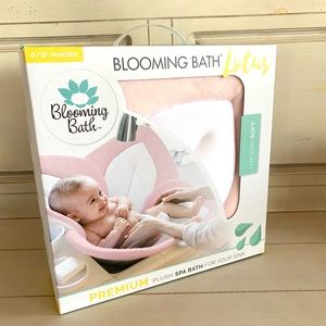 NWT Blooming Bath Lotus in Light Pink/White/Gray